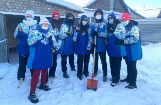 Волонтеры Нур-Султана очистили от снега дворы пенсионеров