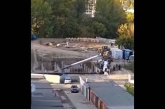 В Усть-Каменогорске обрушился строительный кран