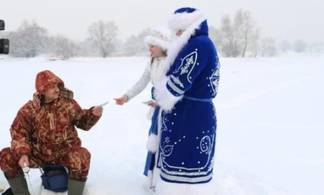 Дед Мороз и Снегурочка пожелали рыболовам Восточного Казахстана безопасной рыбалки