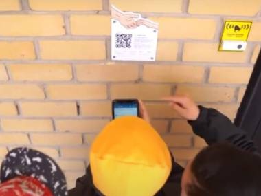 Безопасность детей: в школах Казахстана установят специальные таблички с QR-кодом