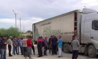Десятки фур со скоропортящимися продуктами застряли в Шымкенте