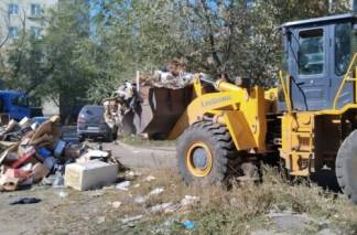 Крупногабаритный мусор постепенно вывозят из дворов Усть-Каменогорска
