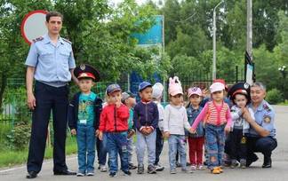 Море позитива подарили усть-каменогорские полицейские детям