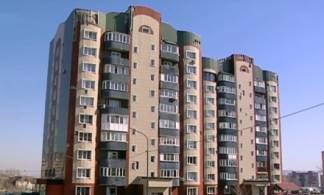 «Летают плиты»: жители многоэтажки в Усть-Каменогорске боятся выходить на улицу