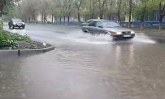 Улица Усть-Каменогорска после ремонта и расширения стала рекой при первом же дожде