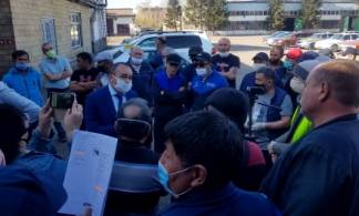 Таксисты Усть-Каменогорска жалуются, что им не дают работать