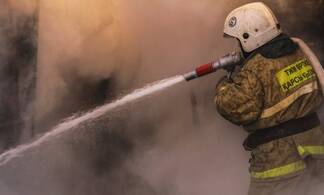 Спасателей било током при тушении пожара на карагандинском рынке