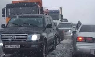 Десятки автомобилей застряли на трассах в Восточном Казахстане