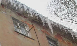 Кто должен чистить крыши от сосулек, рассказали спасатели Усть-Каменогорска