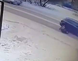 В Усть-Каменогорске молодой мужчина после ссоры с девушкой бросился под автомобиль