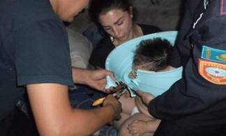 Спасатели помогли ребенку снять с головы горшок