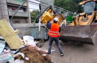 Крупногабаритный мусор вывозят из городских дворов Усть-Каменогорска
