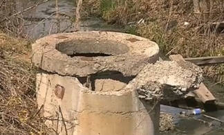 Сточные воды в канаве отравляют жизнь посёлка в ВКО