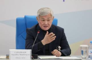 «Много шума, пиара», - Сапарбаев отчитал чиновников за провал вакцинации