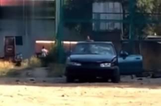 «Играют»: дети изуродовали автомобиль в Алматы