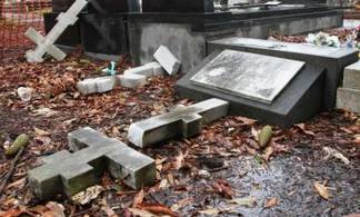 В ВКО полицейские задержали мужчин, которые повредили 21 могилу на кладбище