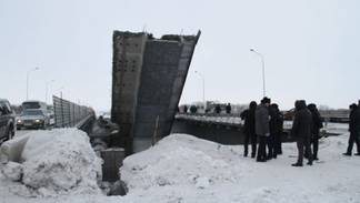 В Усть-Каменогорске обрушился мост
