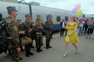 В Усть-Каменогорске встретили солдат-срочников, охранявших тюрьмы Павлодара