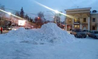 Памятник основателю города Ивану Лихареву завалили снегом