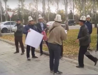 12 активистов вышли на пикет к зданию посольства Казахстана в Бишкеке