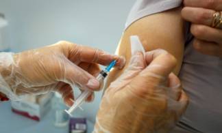 «Убеждать надо»: казахстанских медиков будут уговаривать поставить вакцину
