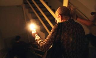 Жители целого подъезда в Усть-Каменогорске уже неделю живут без света