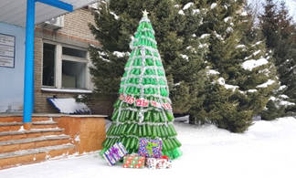Елку из пластиковых бутылок установили в Усть-Каменогорске