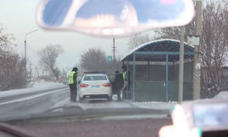 Полицейские Усть-Каменогорска во время патрулирования улиц оказывают помощь водителям и пешеходам