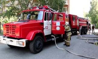 Жительница Усть-Каменогорска пришла в пожарную часть, чтобы лично поблагодарить пожарного за спасение человеческой жизни