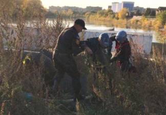 Спасатели Усть-Каменогорска пришли на выручку мужчине, упавшему в коллектор