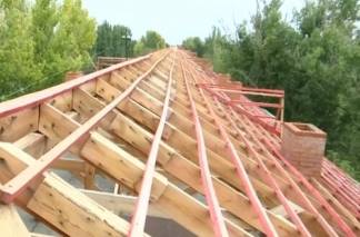 «Течет с пятого по первый»: в Уральске подрядчики сняли крышу с жилого дома и исчезли