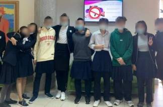 «Против сексизма»: в Алматы ученики НИШ пришли на занятия в юбках