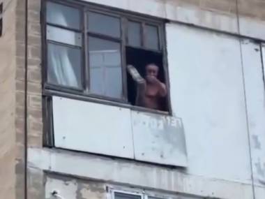 Диван из окна выбросил житель Актау