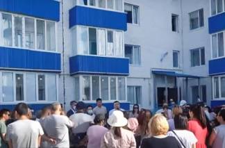 Инвалидам и сиротам в Уральске продали квартиры в разваливающейся новостройке
