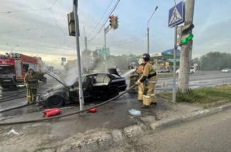 В Усть-Каменогорске на проспекте Абая загорелась машина