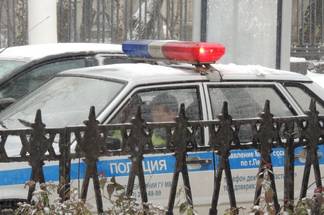 Автомобиль Мицубиси Шэриот врезался в ворота дома в Усть-Каменогорске