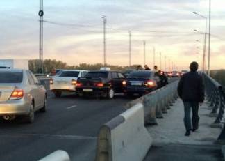Три автомобиля столкнулись на мосту в Усть-Каменогорске