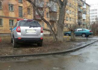 Житель Усть-Каменогорска заснял припаркованный на газоне автомобиль силовых структур