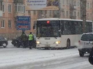 Иномарка врезалась в автобус в Усть-Каменогорске