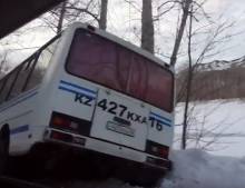 Слетевший с трассы автобус едва не упал в реку близ Усть-Каменогорска