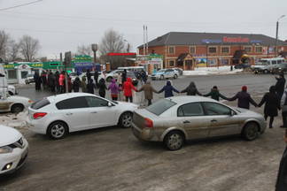 Толпа протестующих продавцов мяса перекрыла дорогу в Уральске