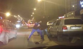 Видео: неизвестные устроили драку на дороге в Астане