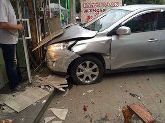 В Усть-Каменогорске женщина за рулем иномарки сбила пешехода, снесла припаркованный автомобиль и врезалась в витрину магазина