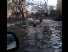 Житель Усть-Каменогорска разделся до трусов, чтоб открыть ливневую канализацию