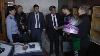 В Алматы наградили школьника, который задержал грабителя