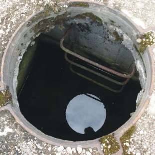 Житель Кокшетау упал в канализационный колодец