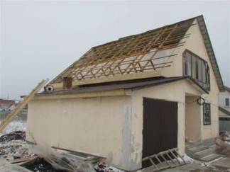 Жилой дом лишился крыши из-за шторма в Усть-Каменогорске