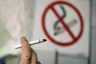 В Усть-Каменогорске мужчина  получил двое суток за курение в общественном месте
