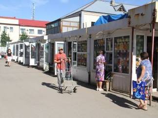 Власти Усть-Каменогорска приказали убрать ларьки возле рынка «Кайнар»