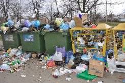 В минувшее воскресенье – день вывоза мусора - со двора на улице Алмаатинской, 58 в Усть-Каменогорске не вывезли ТБО